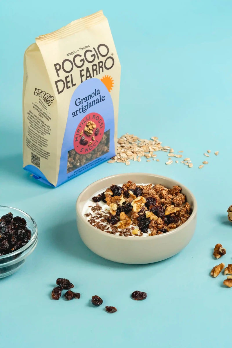 Bowl con yogurt e granola artigianale al farro Poggio del Farro, proposta di colazione