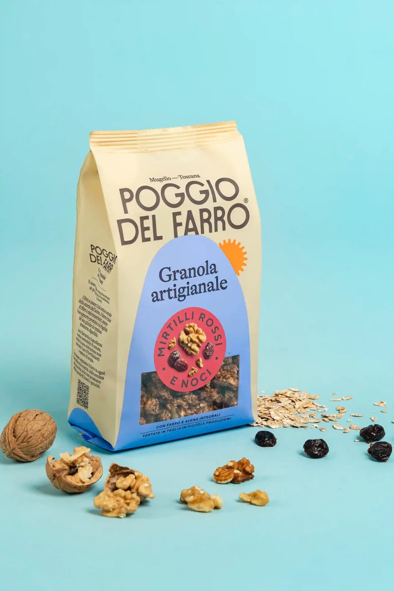 Granola artigianale al farro Poggio del Farro con ingredienti della ricetta, mirtili rossi e noci