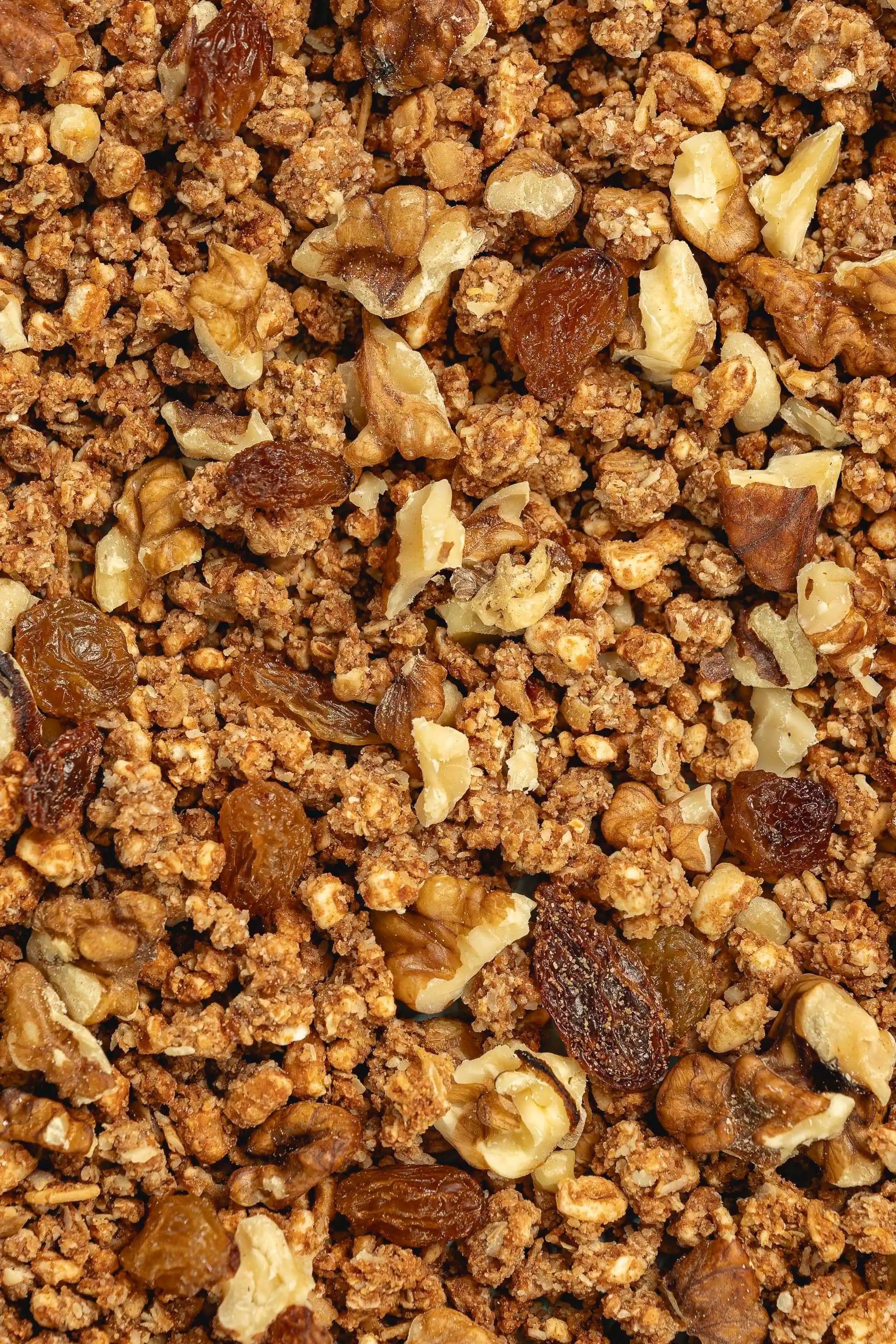 Texture della granola artigianale al farro Poggio del Farro, ingredienti visibili (uvetta, noci) e tostatura in teglia