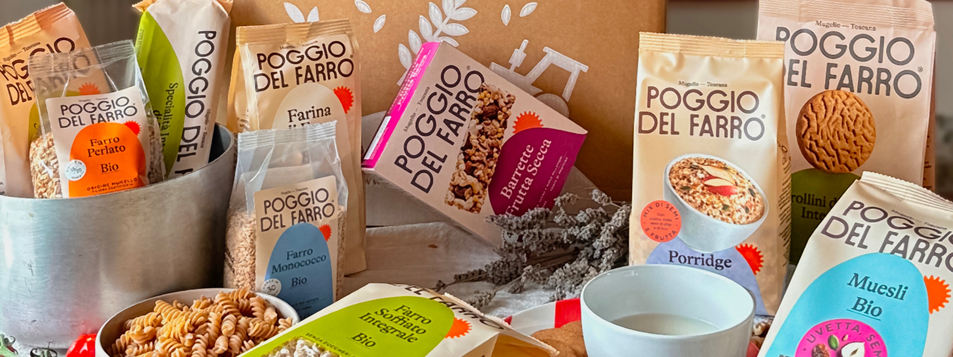 Raccolta Benessere di Stagione. Una box contenente prodotti per la colazione con frollini di farro bio, muesli bio con uvetta, porridge bio, snack come barrette o pasta e chicco di farro per i pasti principali.