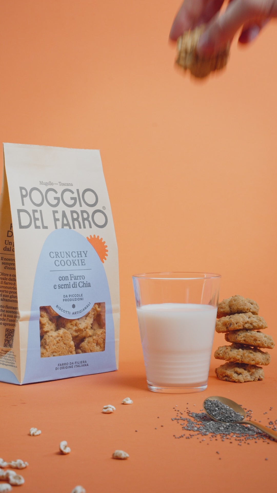 Biscotto crunchy al farro Poggio del Farro immerso nel latte, momento di colazione