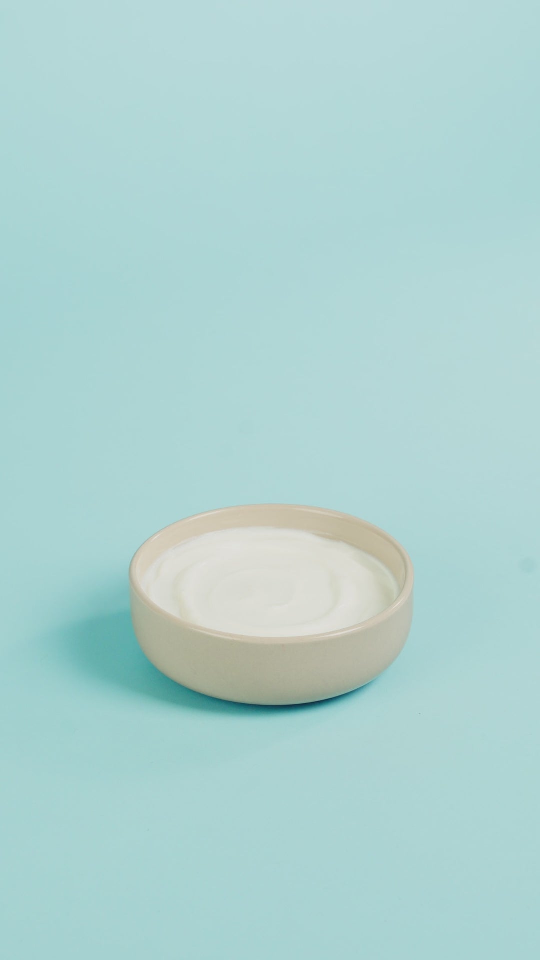 Composizione a step di una bowl con yogurt e granola artigianale al farro Poggio del Farro