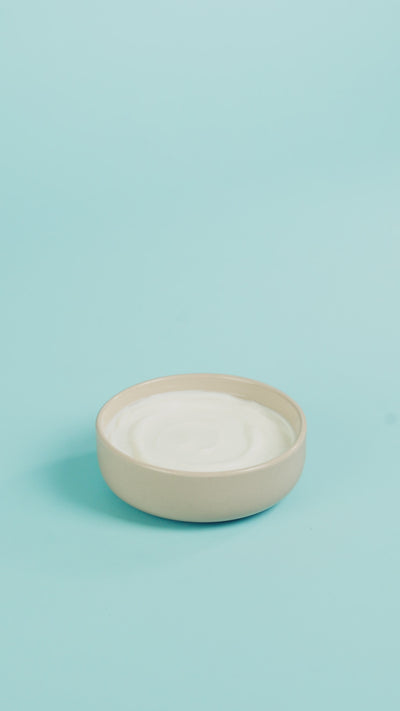 Composizione a step di una bowl con yogurt e granola artigianale al farro Poggio del Farro