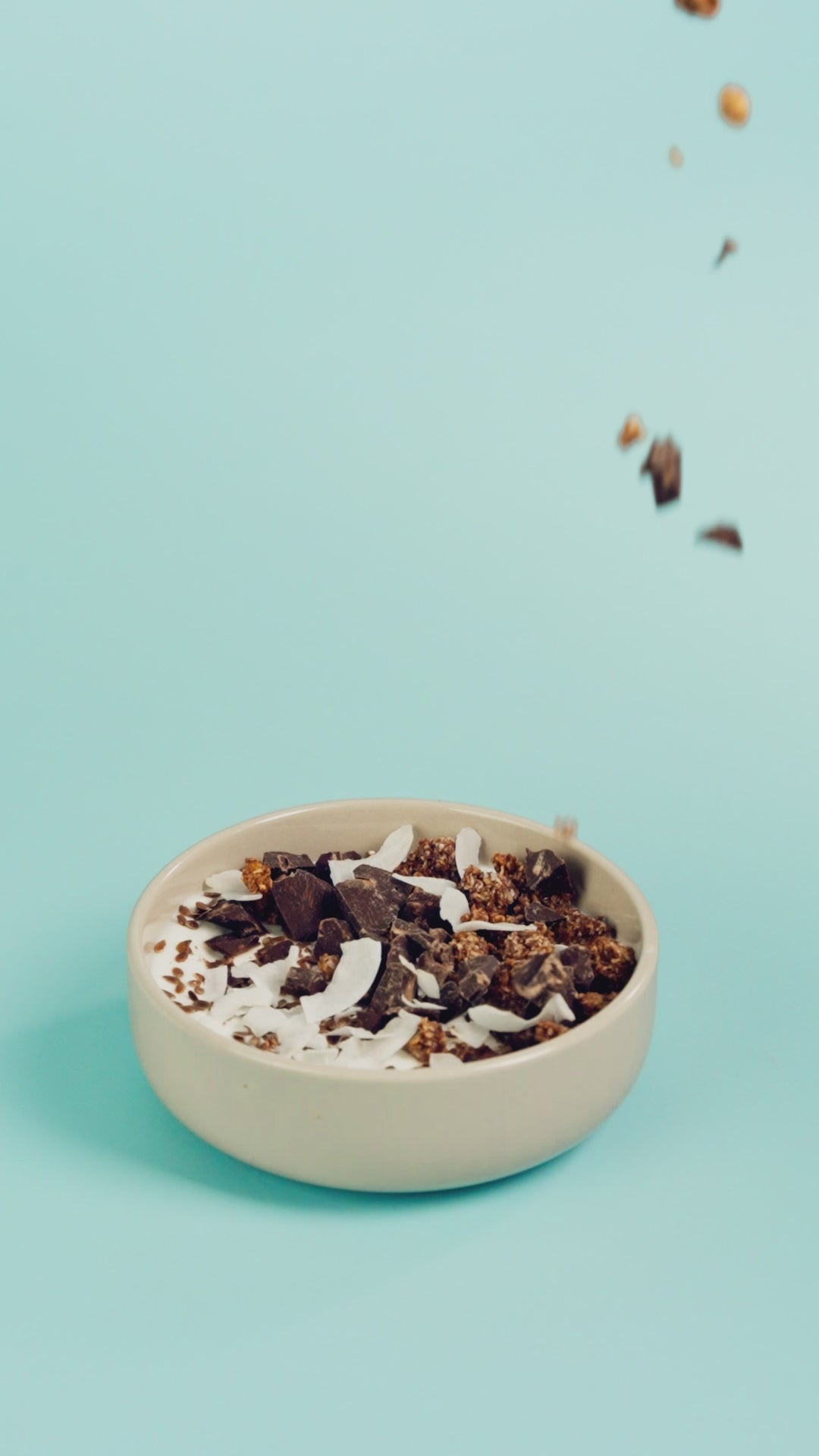 Granola artigianale al farro Poggio del Farro versata su yogurt, momento di colazione