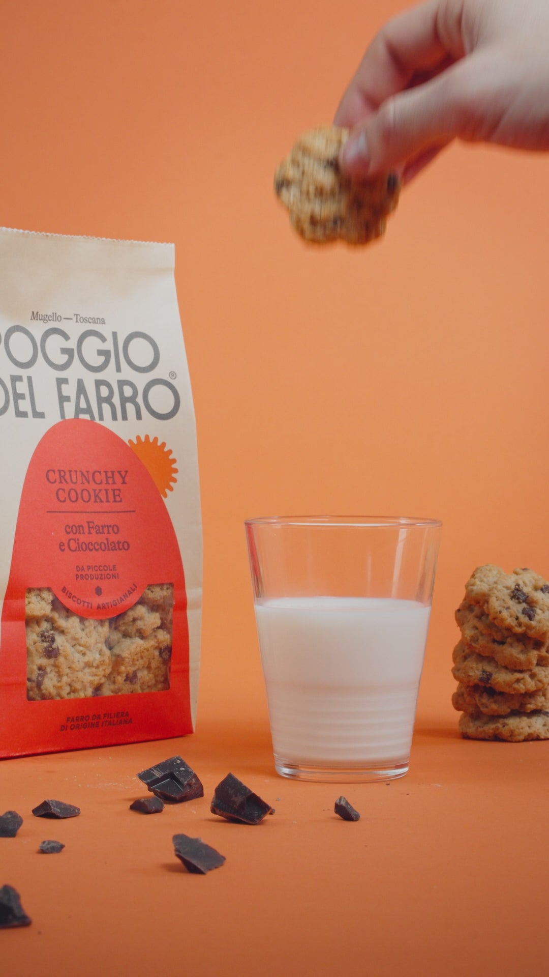 Biscotto crunchy al farro Poggio del Farro immerso nel latte, momento di colazione
