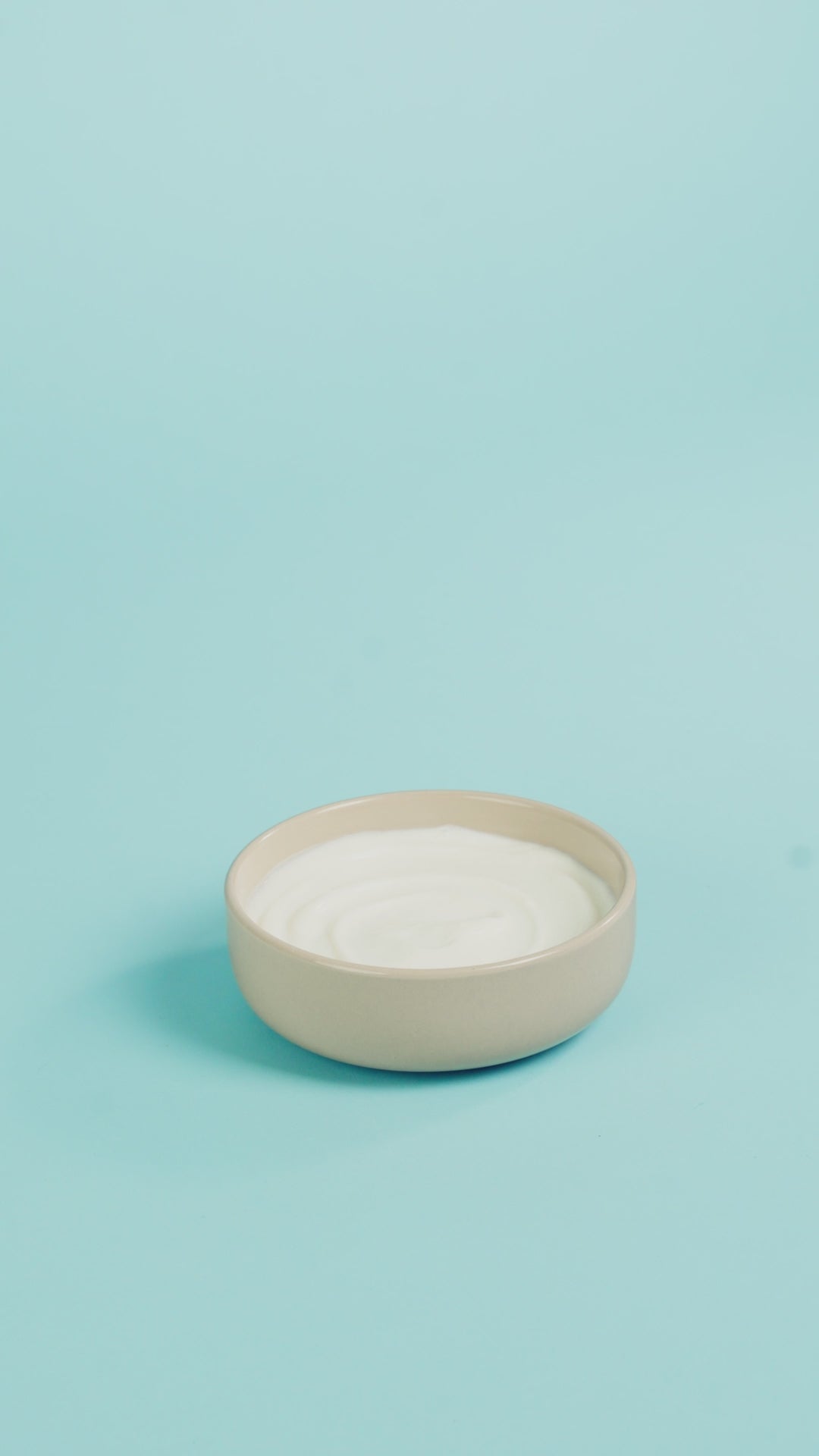 Composizione a step di una bowl con yogurt e granola artigianale al farro Poggio del Farro