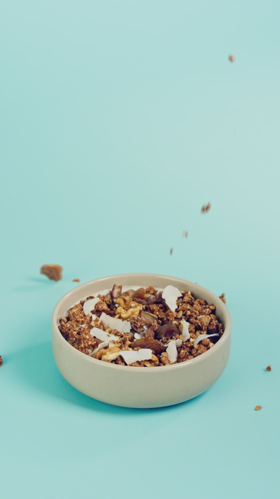 Granola artigianale al farro Poggio del Farro versata su yogurt, momento di colazione
