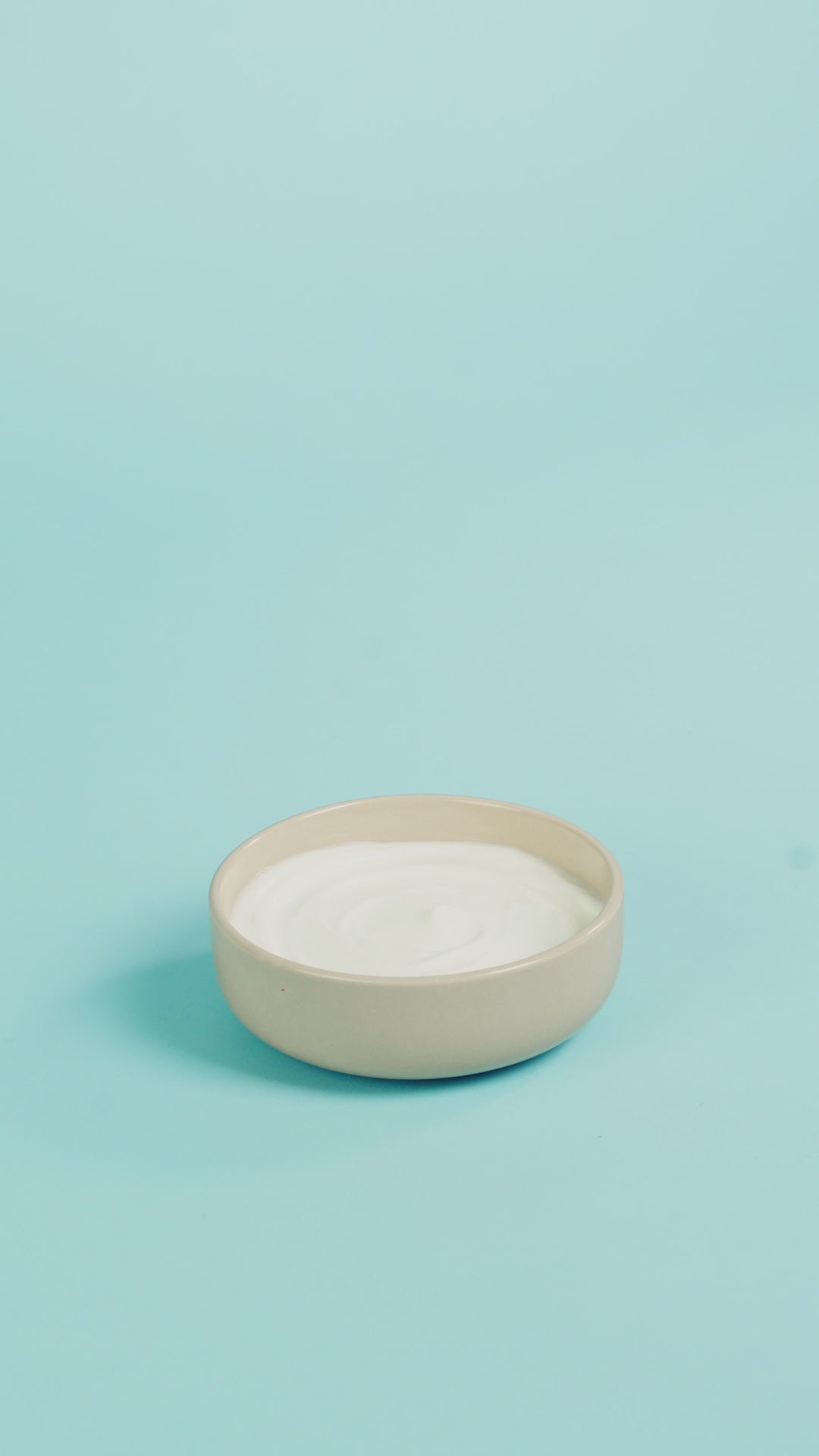 Composizione a step di una bowl con yogurt e granola artigianale al farro Poggio del Farro